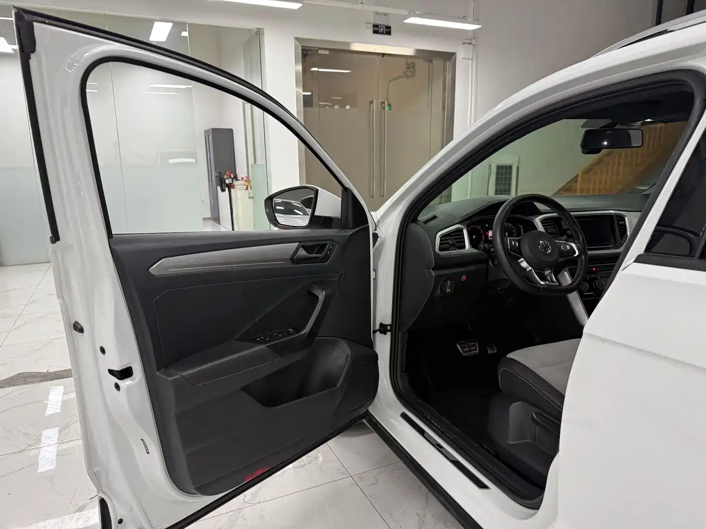 Volkswagen T-ROC 2020 280TSI DSG 2WD R-Line Pro фото 7