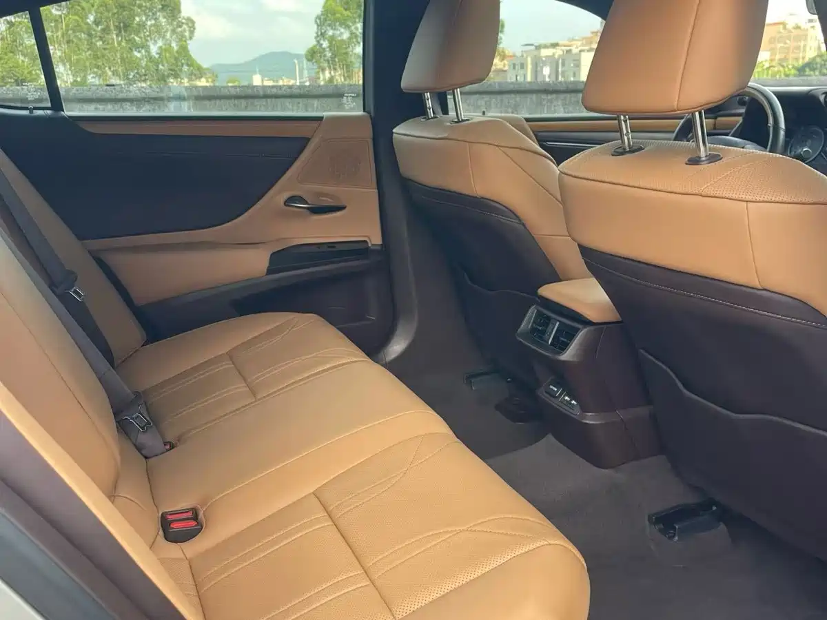 Photo 5 - Lexus ES
