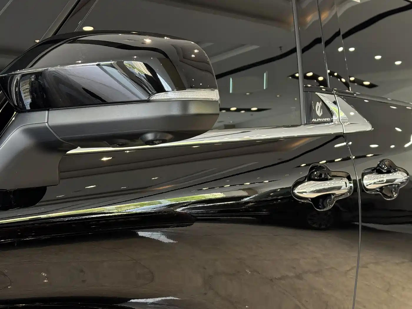 Toyota Alphard фото 4