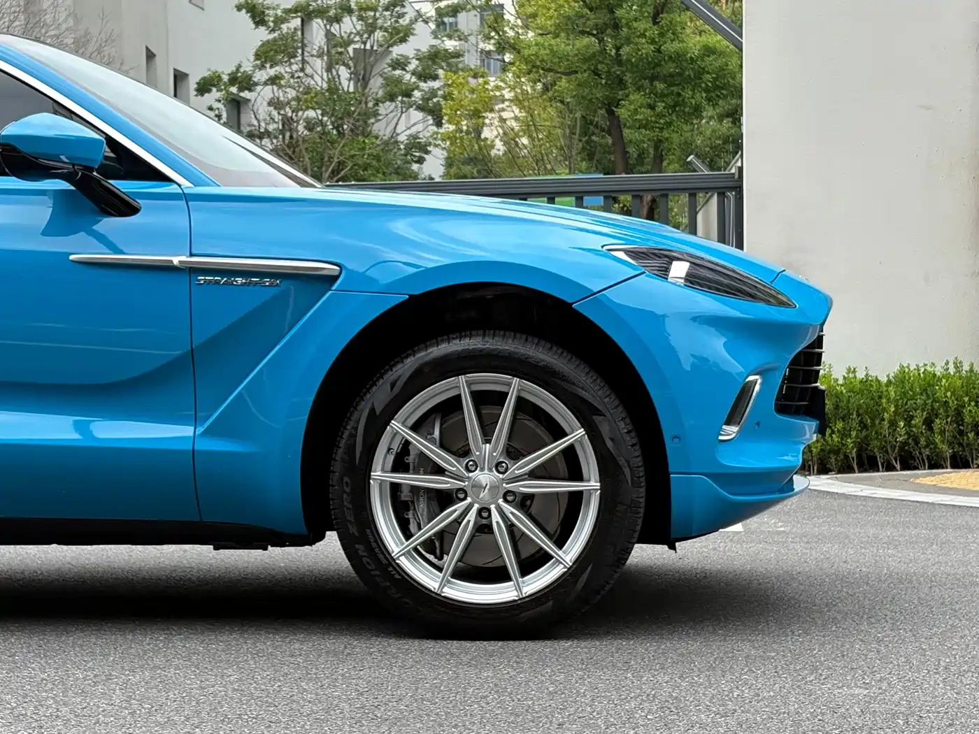 Photo 7 - Aston Martin DBX