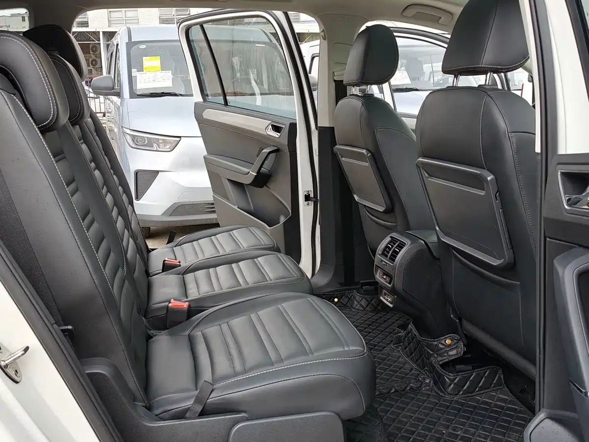 Photo 9 - Volkswagen Touran