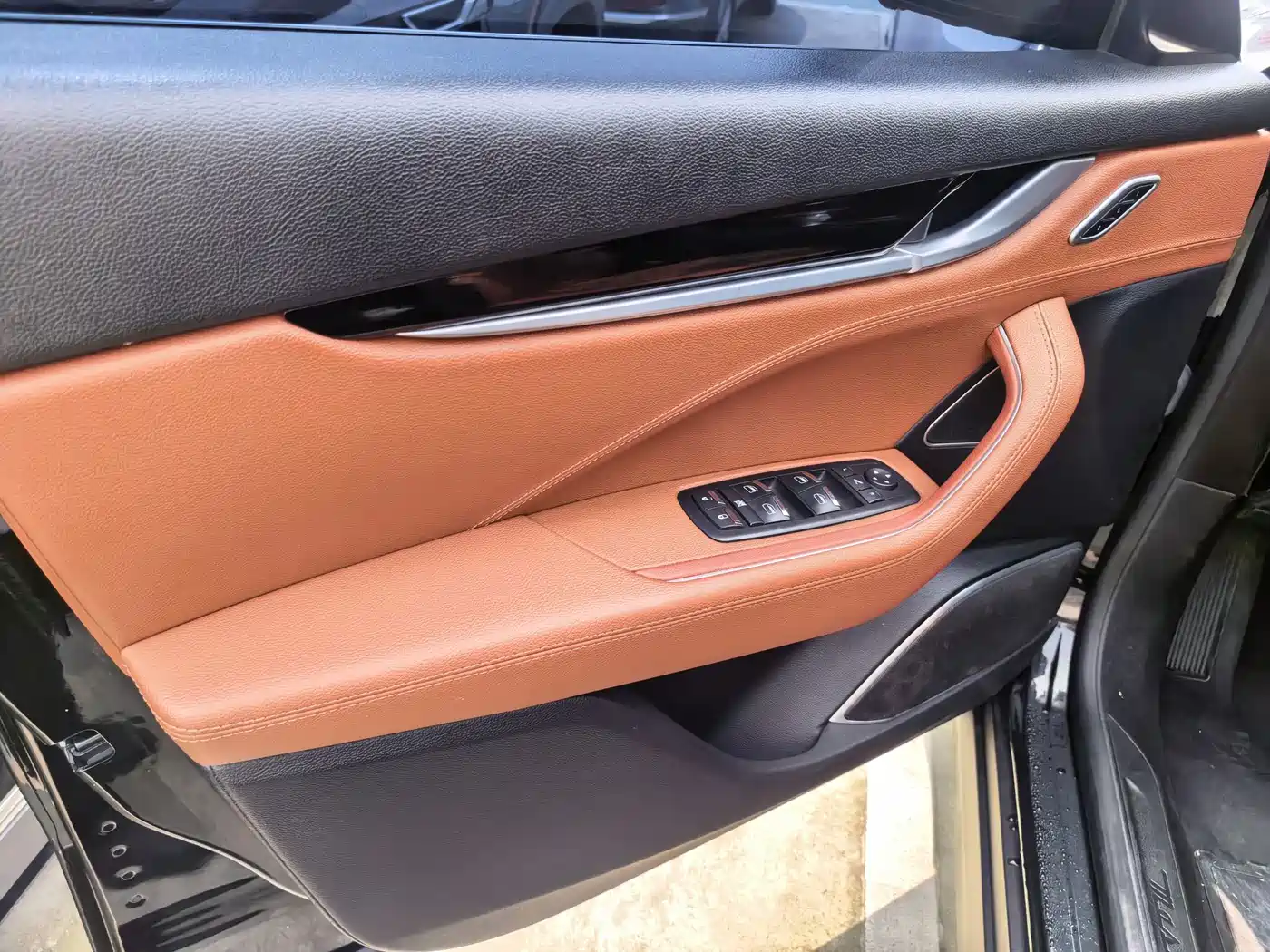 Photo 3 - Maserati Levante