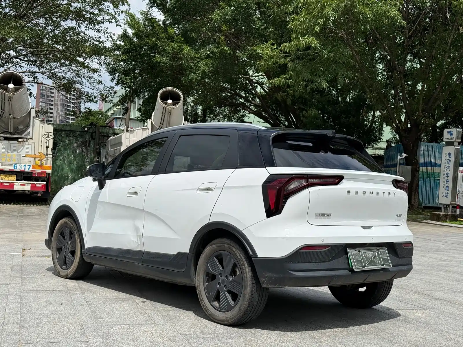 Фото 12 - Geely Geometry E Firefly