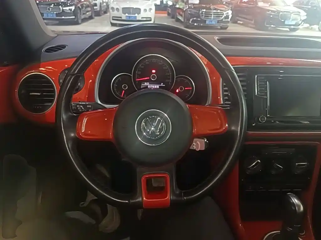 Volkswagen Beetle 2018 180TSI Trend Joy Edition фото 7