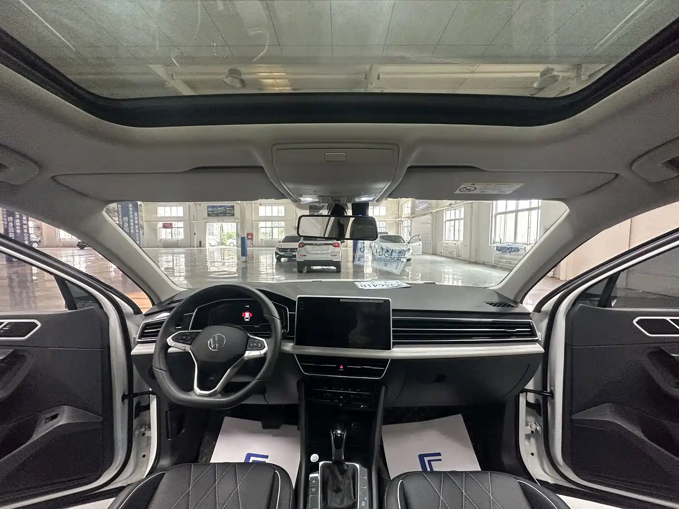 Photo 10 - Volkswagen Tiguan L