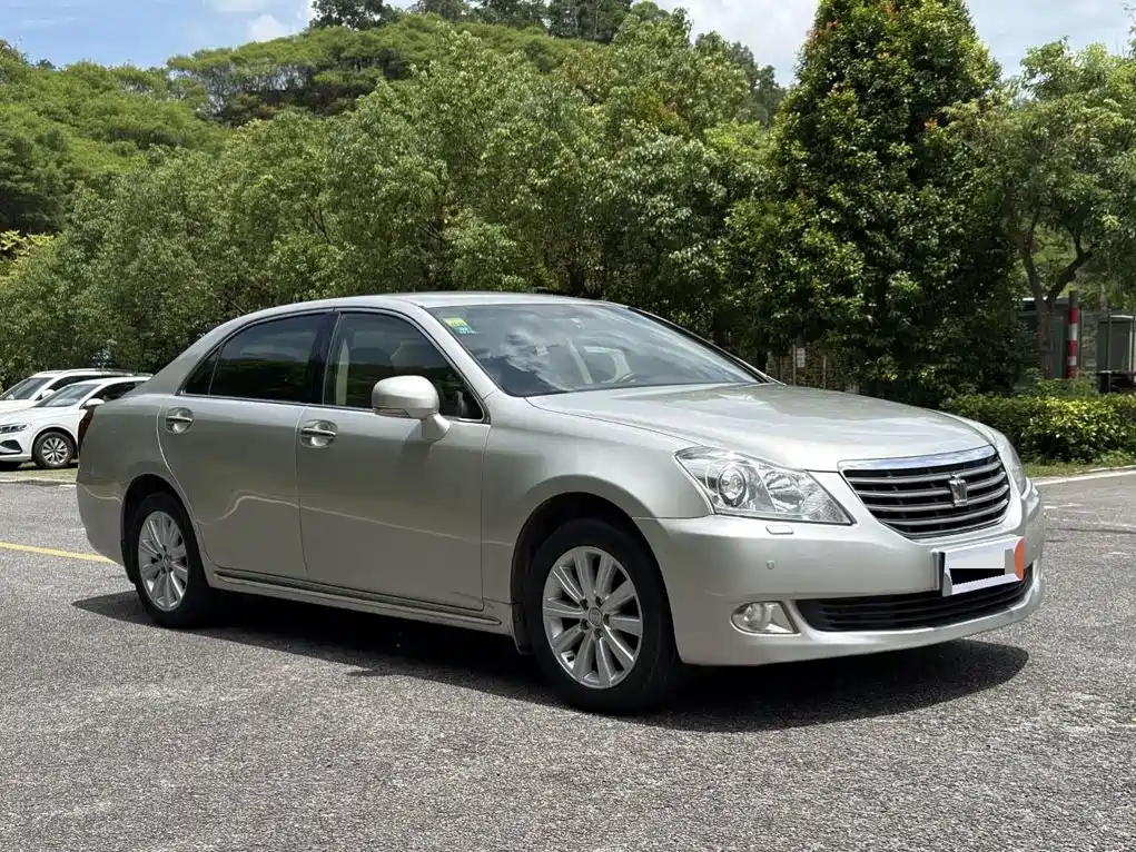 Фото 3 - Toyota Crown