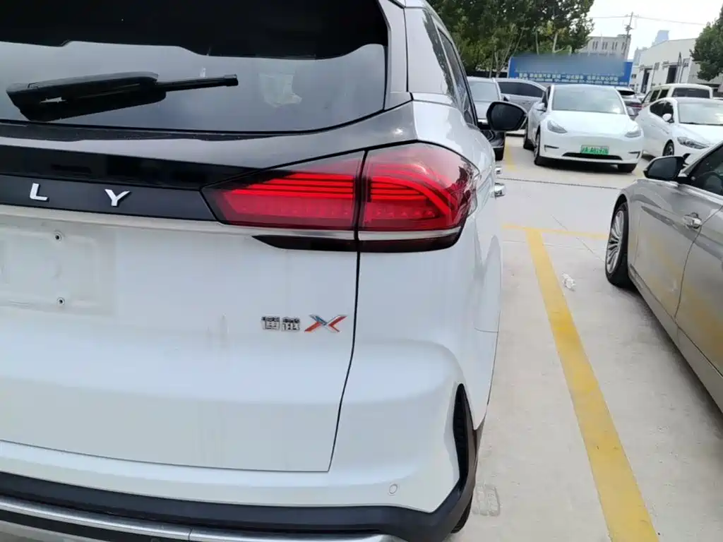 Photo 8 - Geely Atlas