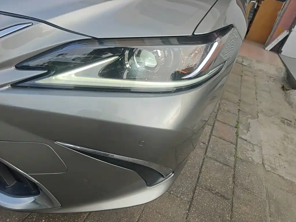 Фото 24 - Lexus ES