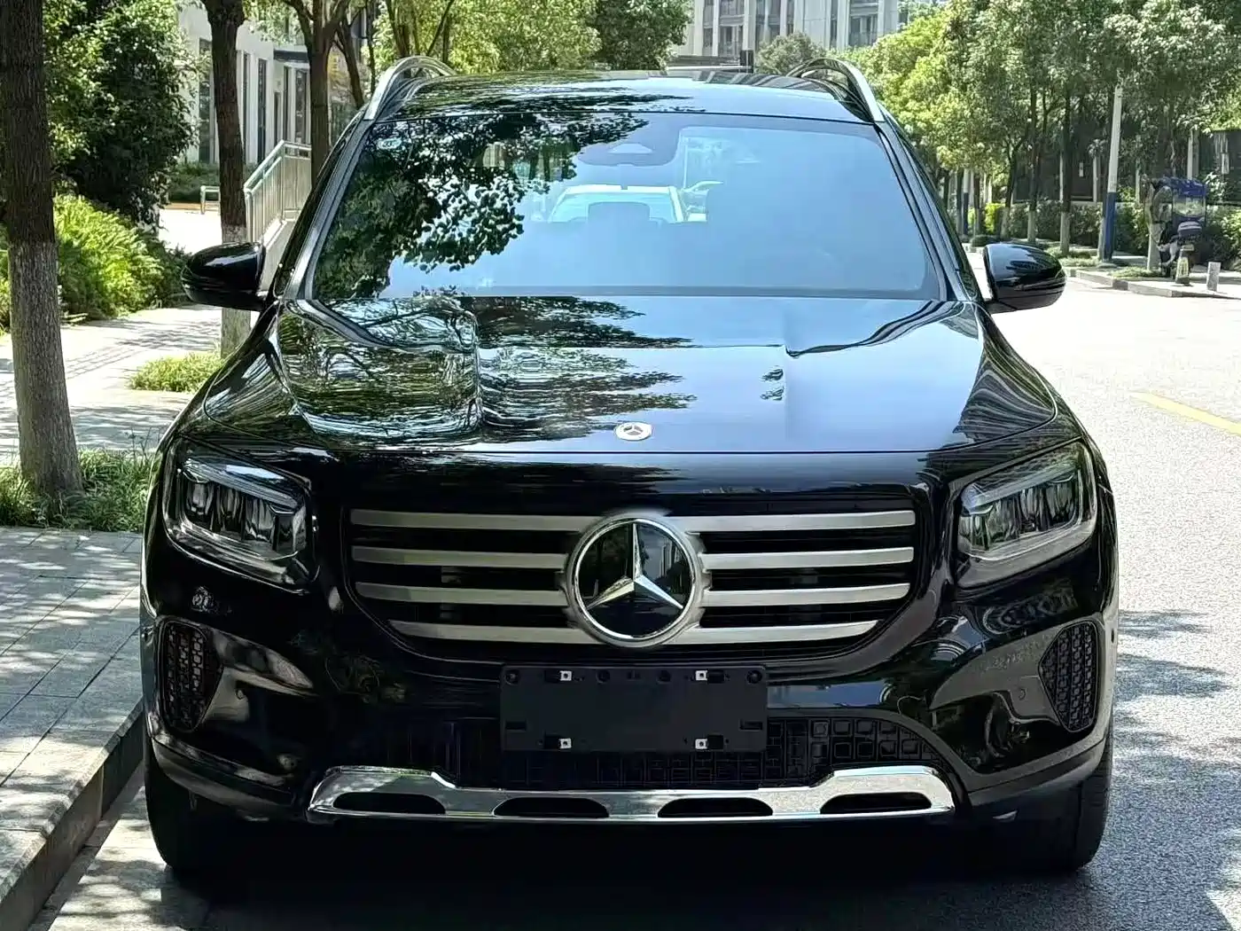 Photo 2 - Mercedes-Benz GLB