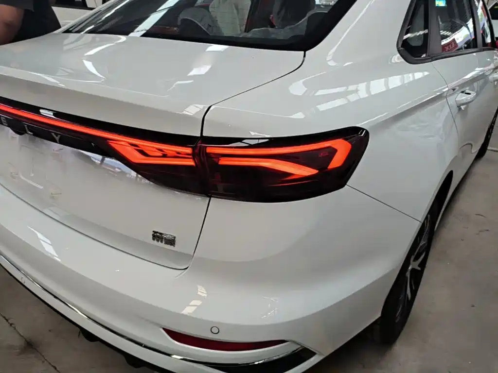 Фото 8 - Geely Emgrand