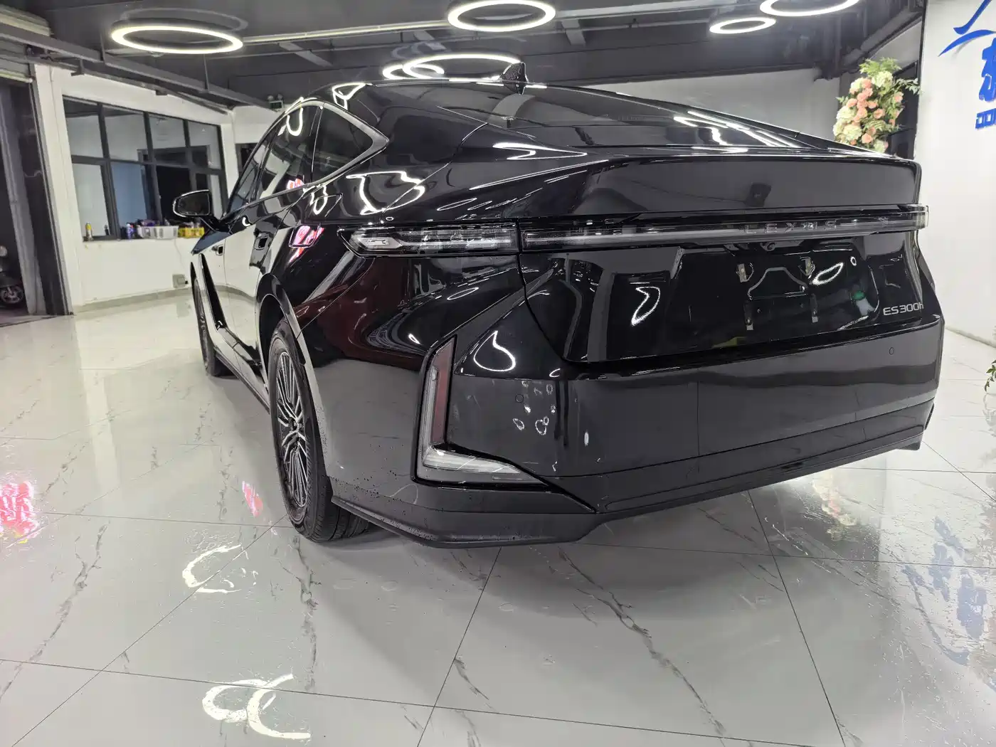 Lexus ES 2025 Model 300h Base Version фото 6