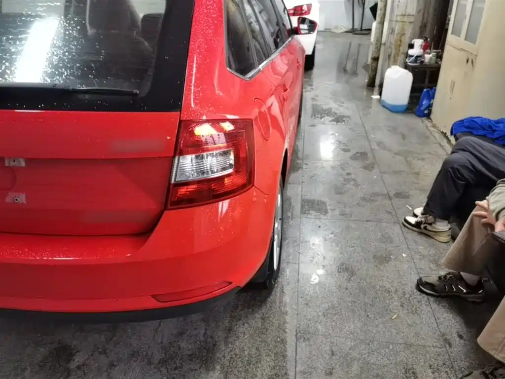 Škoda Skoda Rapid Spaceback 2016 Facelift 1.6L Manual Innovation Edition фото 8