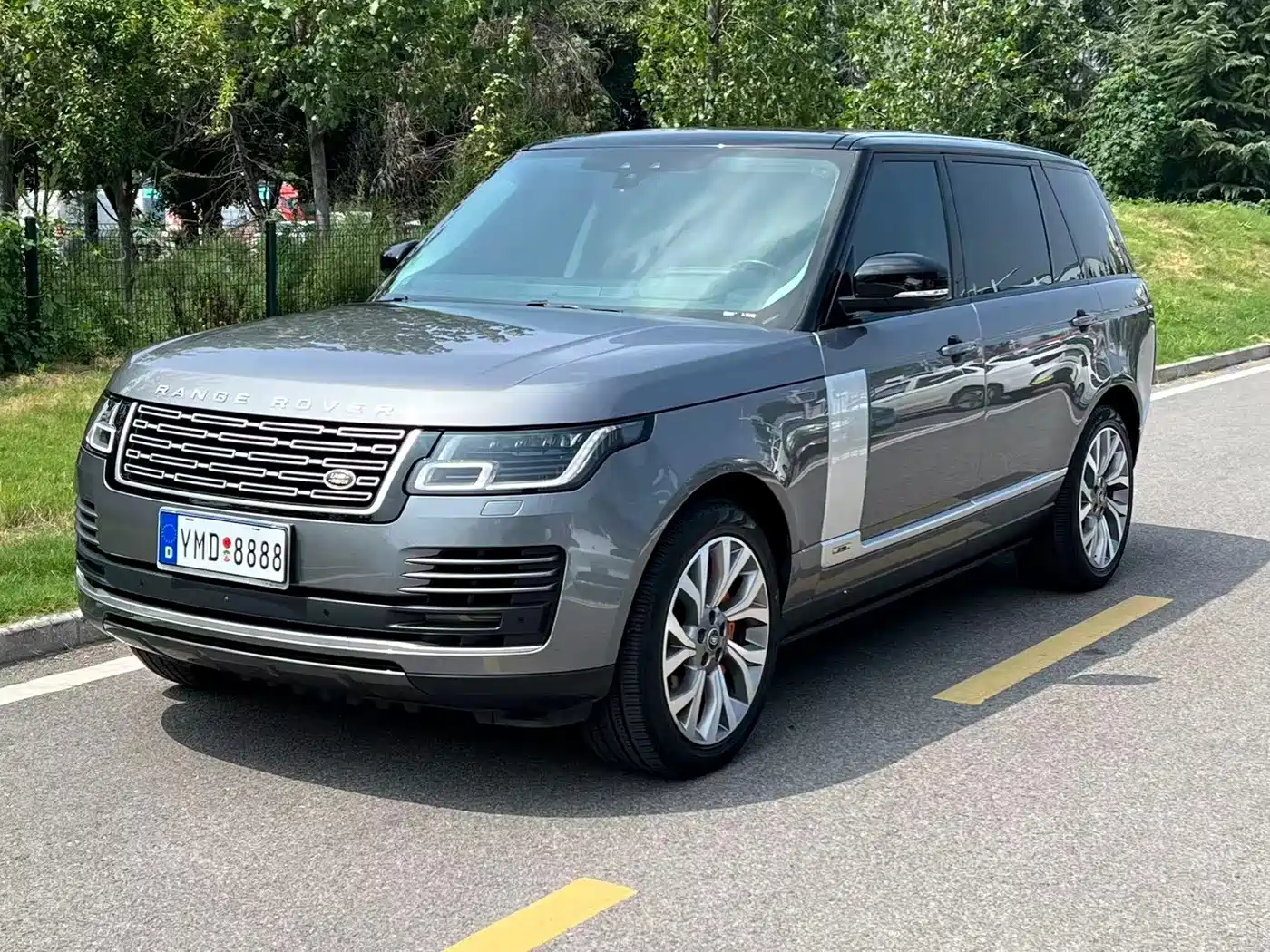 Photo 1 - Land Rover Range Rover