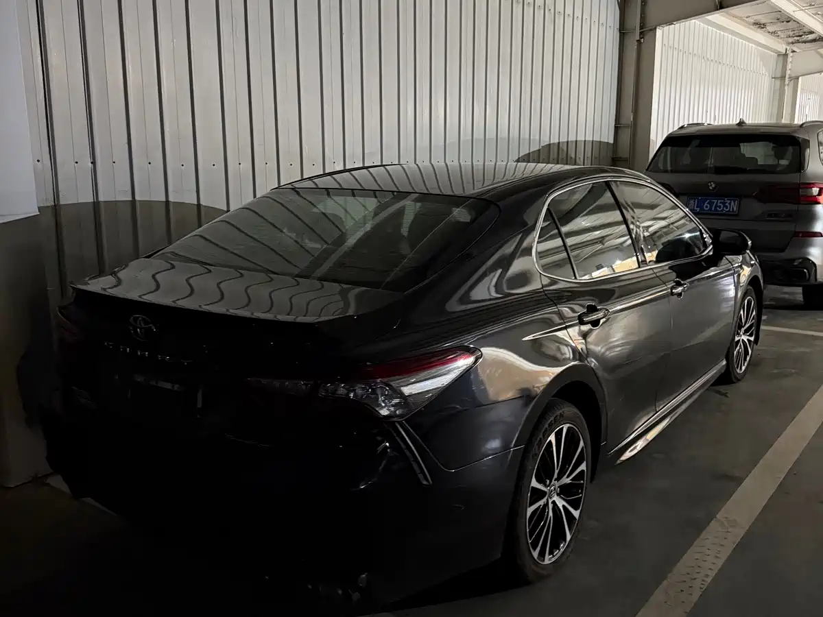 Фото 3 - Toyota Camry
