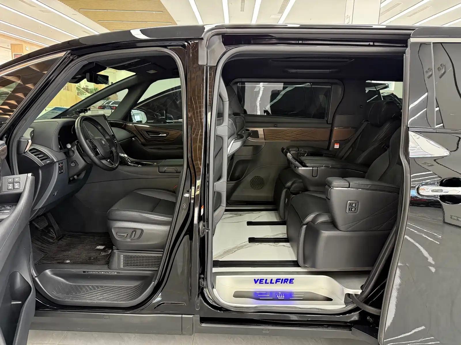 Фото 23 - Toyota Vellfire