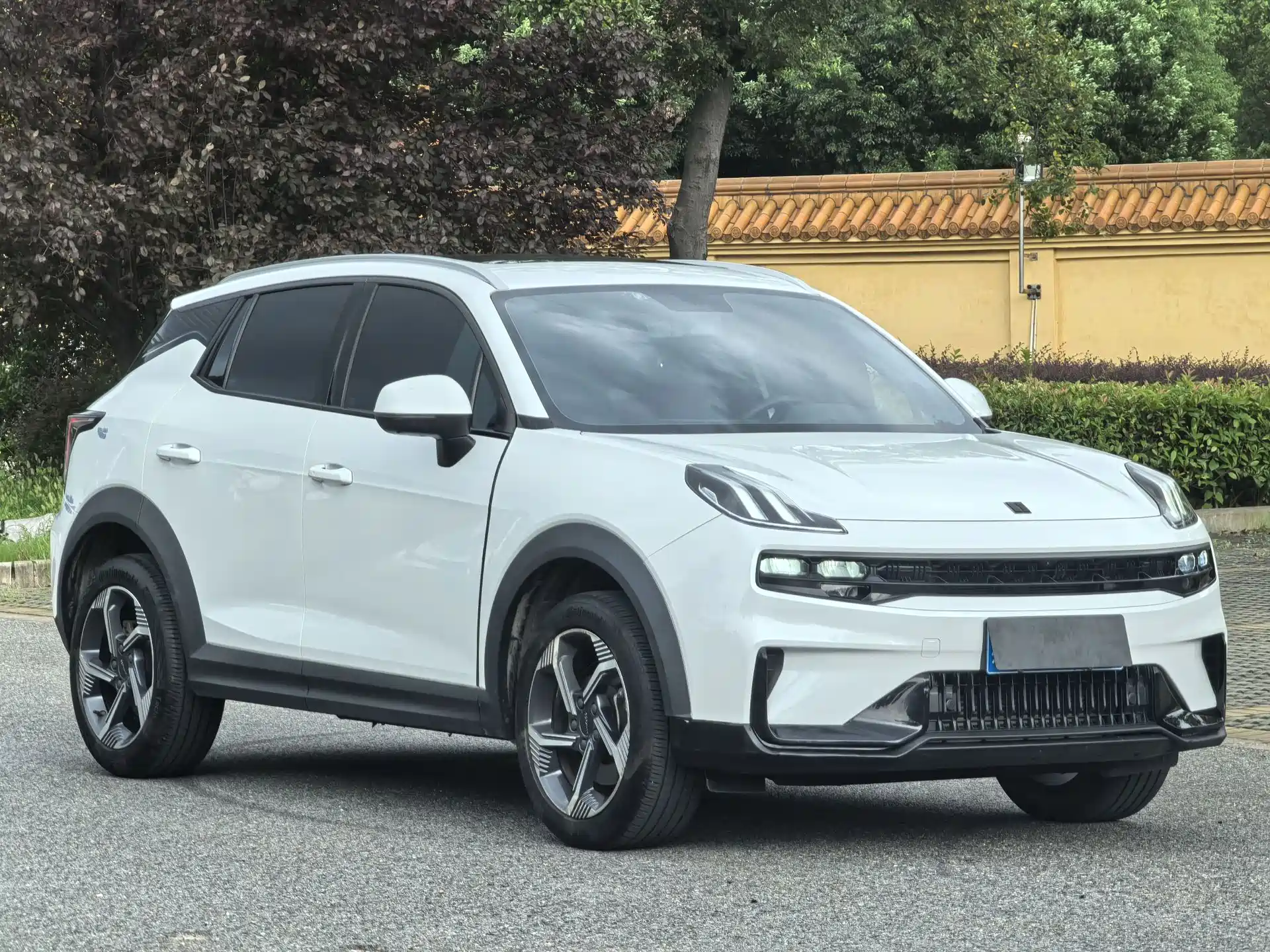 Photo 9 - Lynk & Co 06