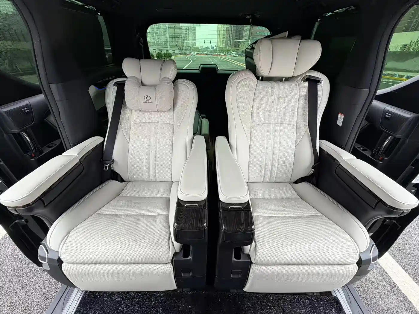 Toyota Vellfire 2019 Hybrid 2.5L HV Premium Edition фото 17
