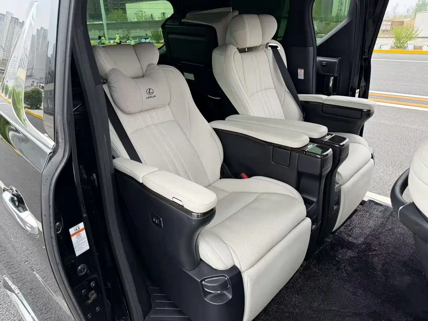Toyota Vellfire 2019 Hybrid 2.5L HV Premium Edition фото 15