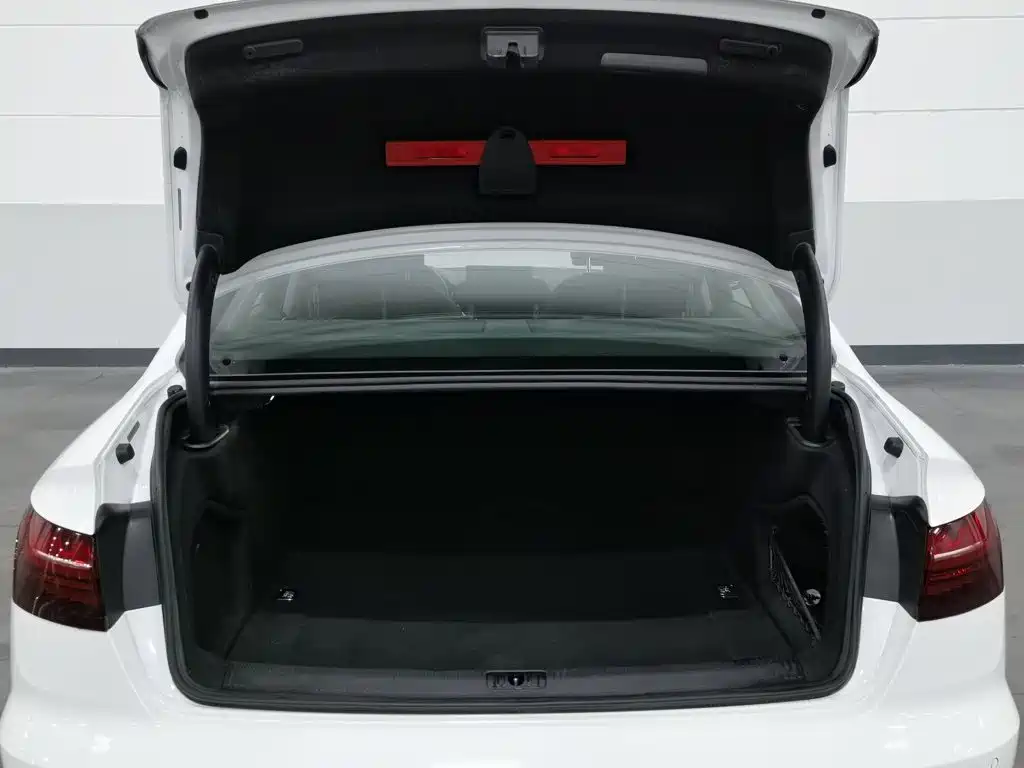 Фото 16 - Audi A4L