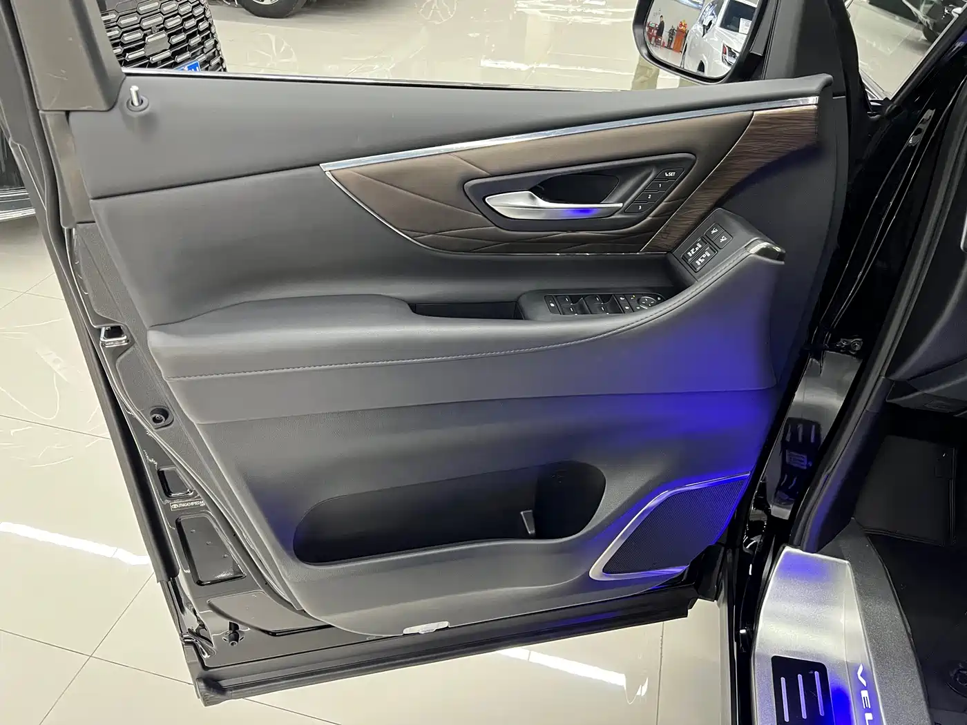 Toyota Vellfire 2024 Crown Hybrid 2.5L Executive Premium Edition фото 20