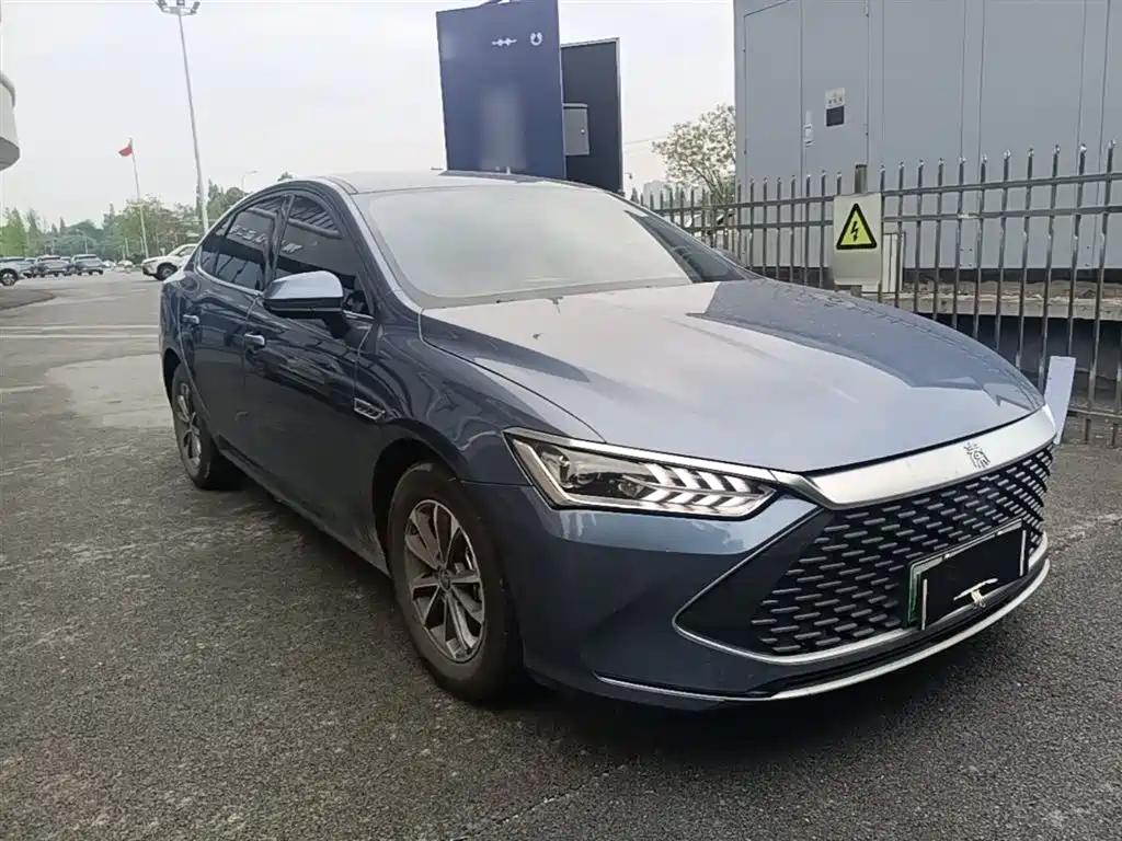 BYD Qin PLUS 2024 Glory Edition DM-i 55KM Leading фото 4