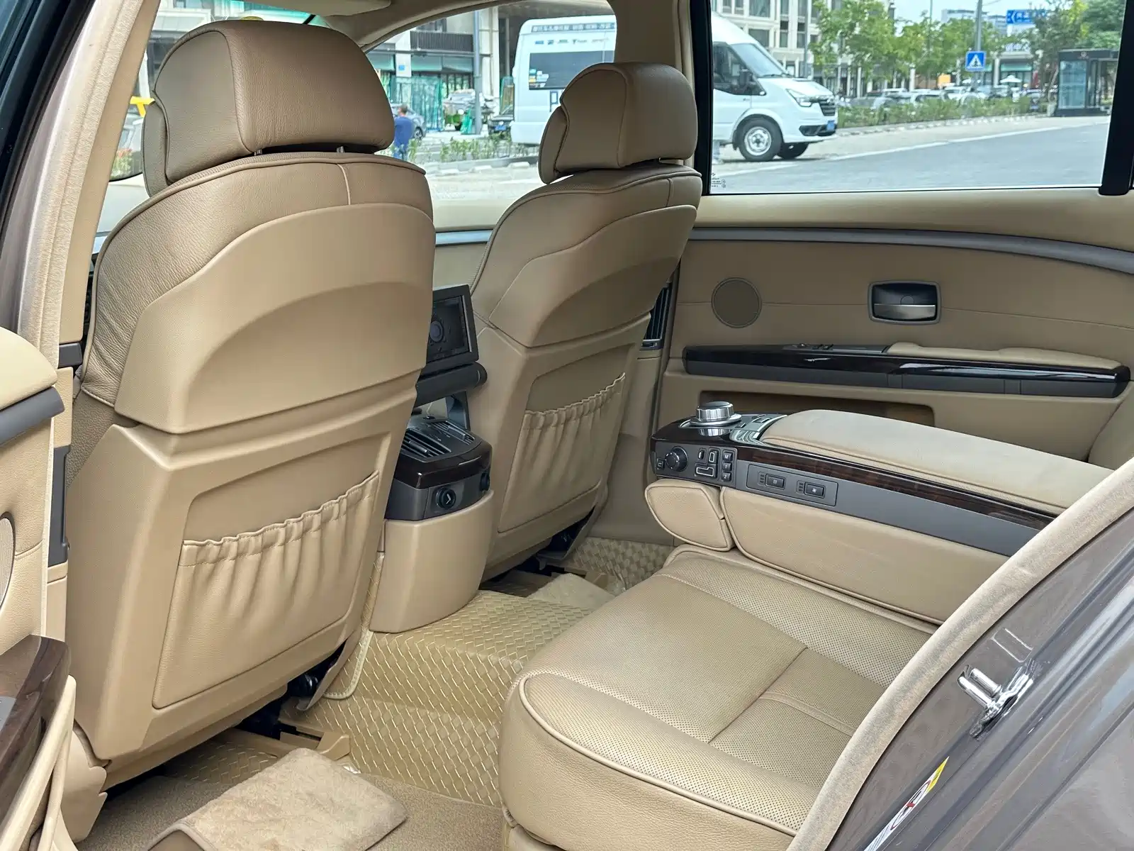 Фото 16 - BMW 7 Series
