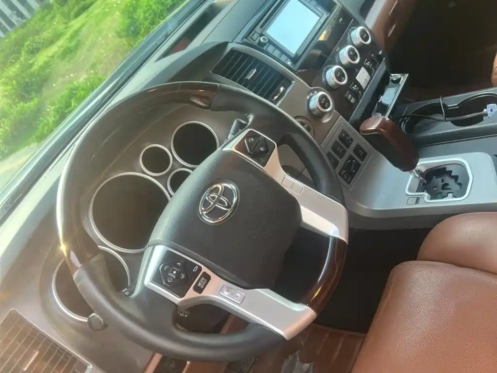 Toyota Sequoia 2010 5.7 Platinum Edition фото 6