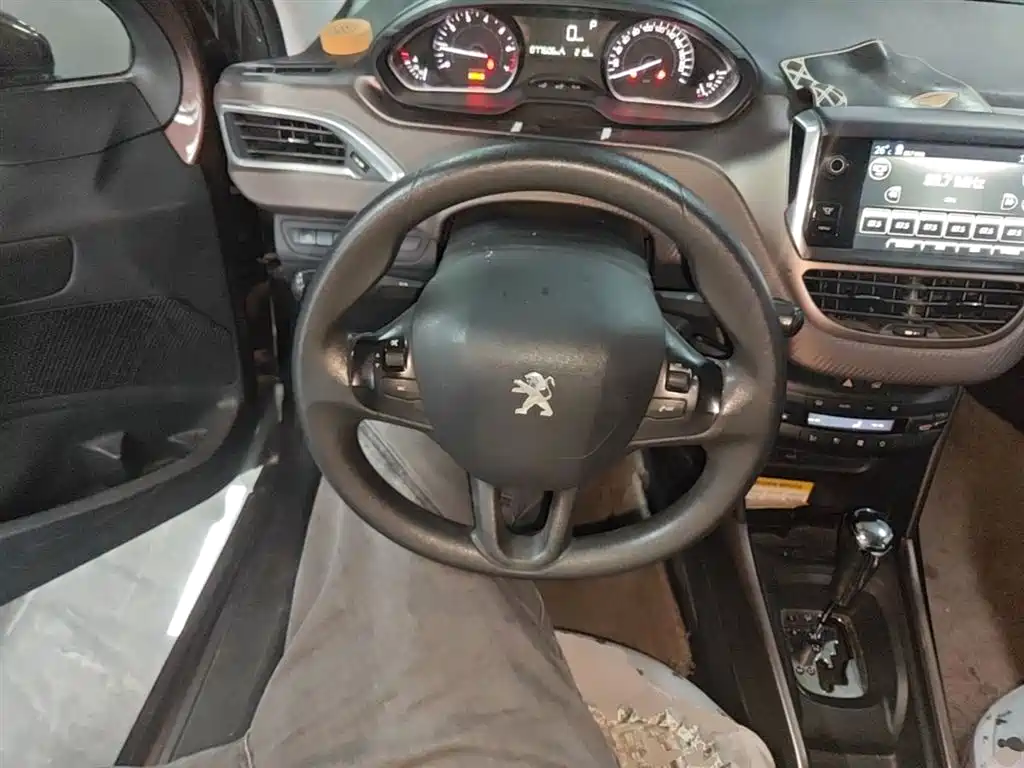 Peugeot 2008 2014 1.6L Automatic Fashion Edition фото 11