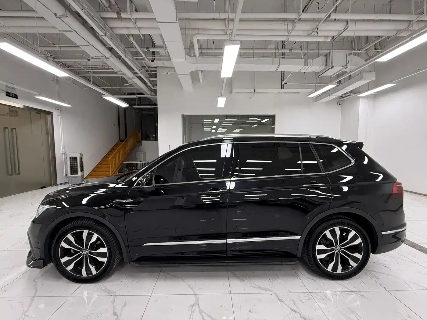 Volkswagen Tiguan L 2023 330TSI Auto 2WD R-Line Premium Edition фото 3