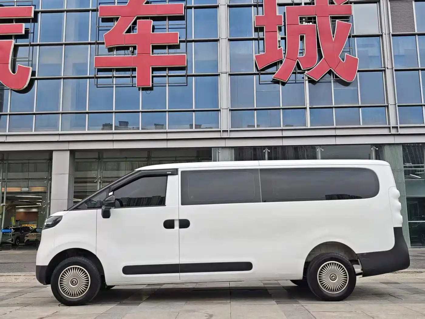 Maxus Dana V1 2025 2025 Model V1+ Long Wheelbase Low Roof Multi-purpose Version (62kWh)