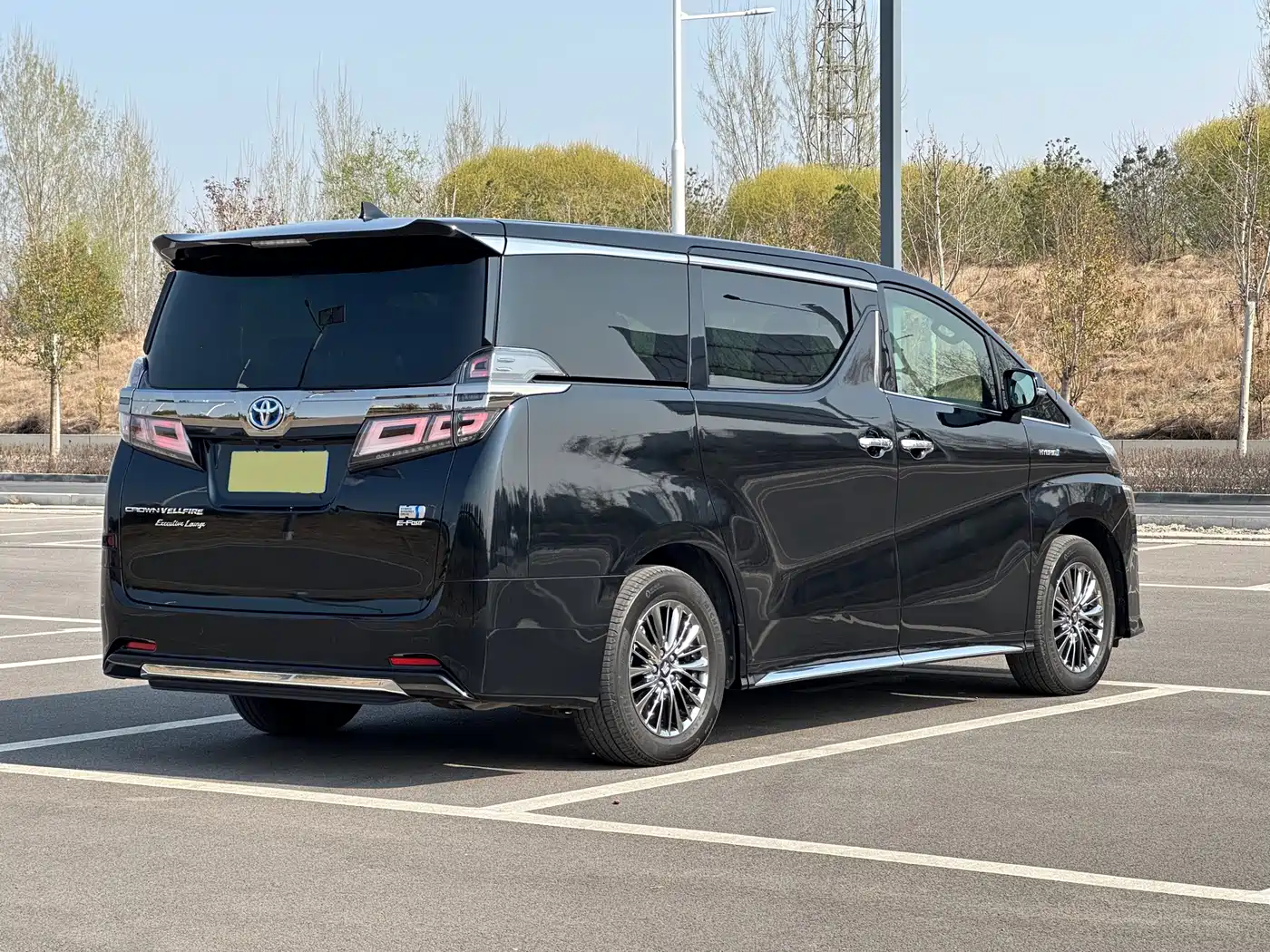 Toyota Vellfire 2021 Crown Hybrid 2.5L HV Supreme Edition фото 3