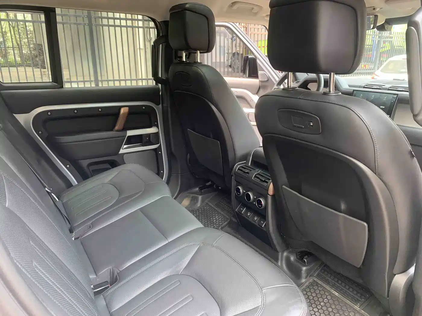 Land Rover Defender 2022 110 P400 Dark Special Edition фото 16