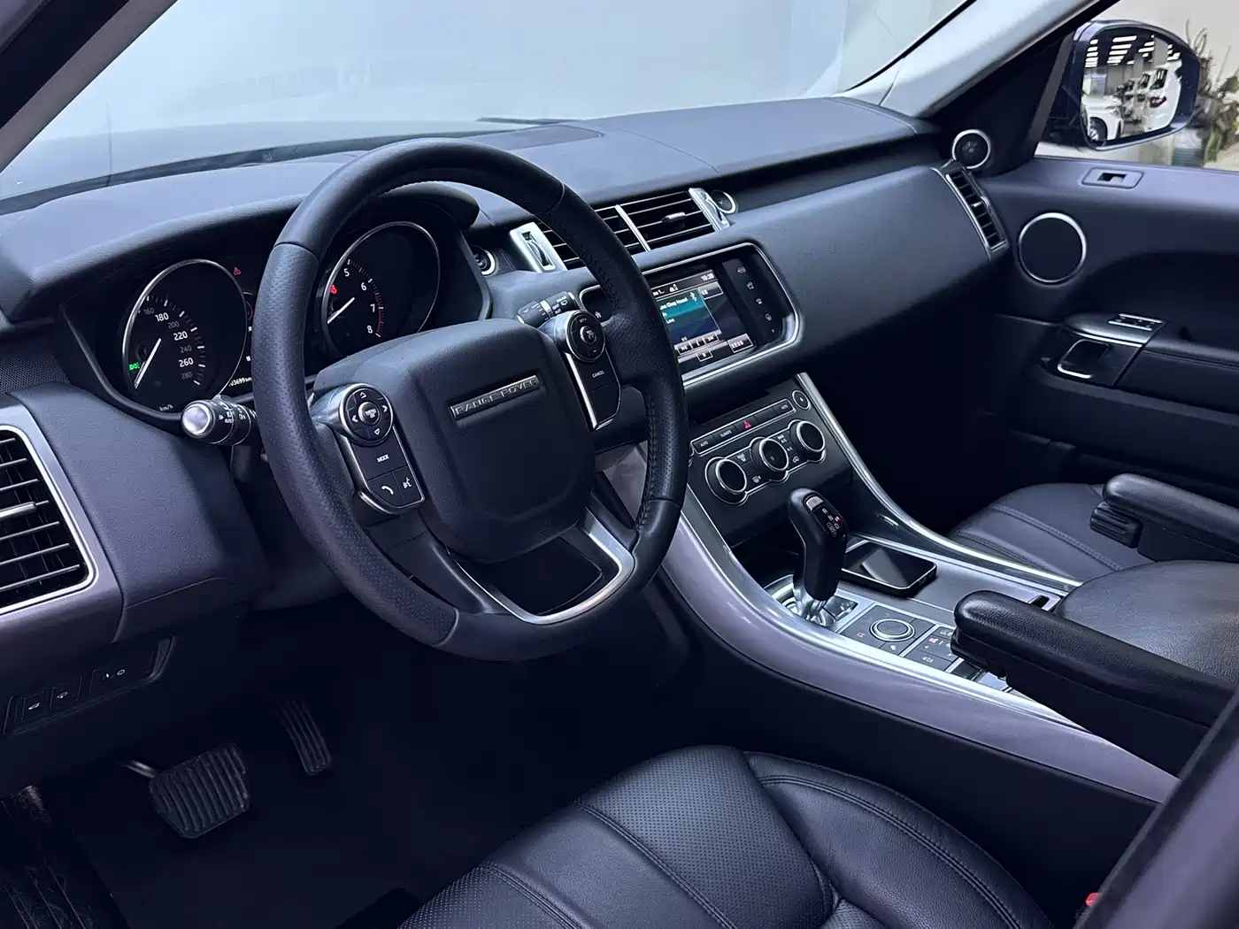 Land Rover Range Rover Sport 2016 Model 3.0 SC V6 SE фото 8