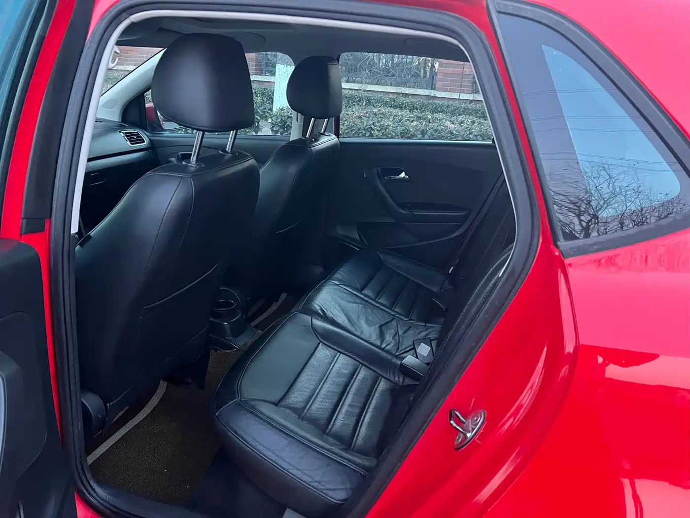 Volkswagen Polo 2011 1.6L Automatic Style Edition фото 8