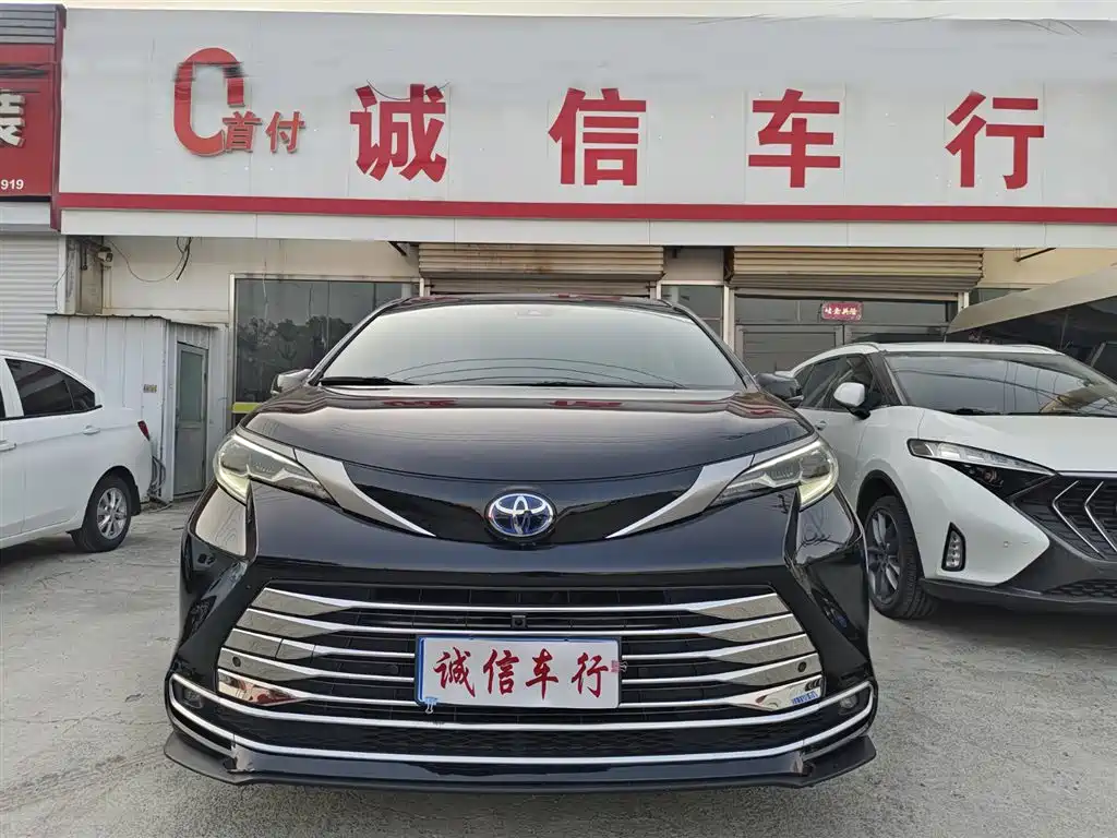 Toyota Sienna 2023 2.5L Hybrid Premium Edition фото 2