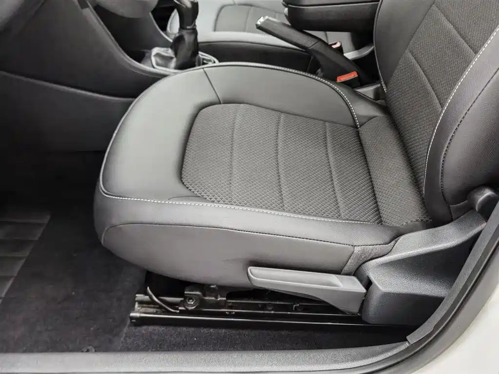 Škoda Skoda Rapid Spaceback 2016 Facelift 1.6L Manual Innovation Edition фото 20