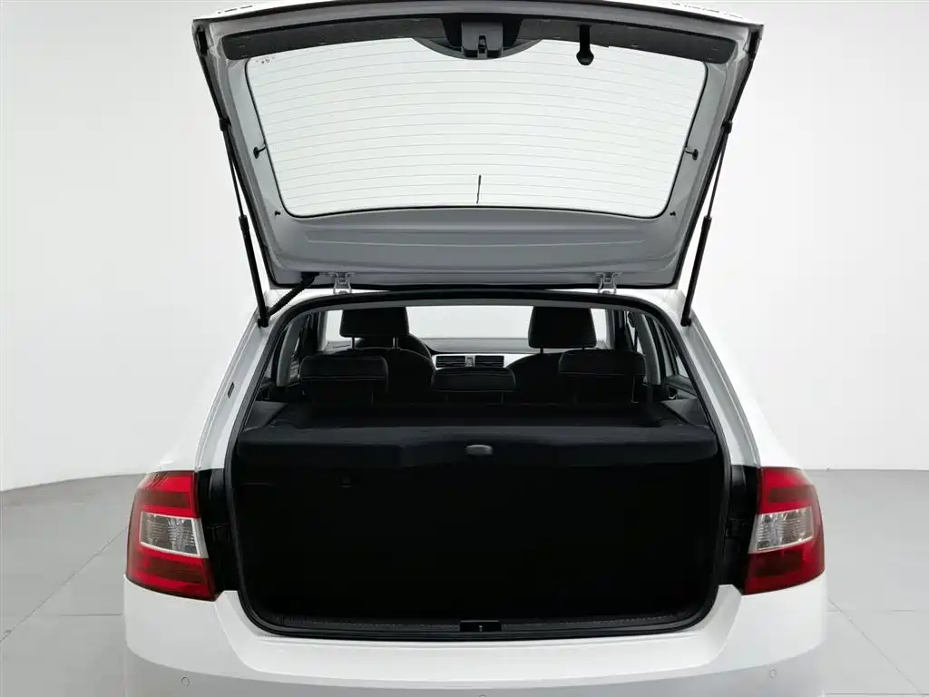 Škoda Skoda Rapid Spaceback 2016 Facelift 1.6L Manual Innovation Edition фото 16