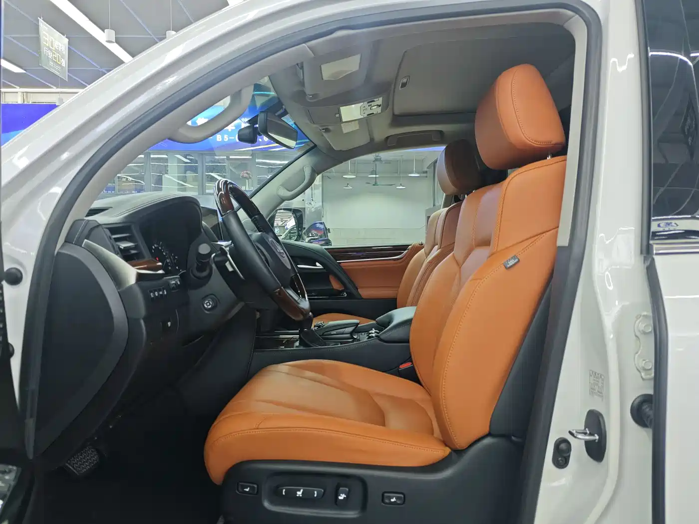 Lexus LX 2016 570 Dynamic Luxury Edition фото 5