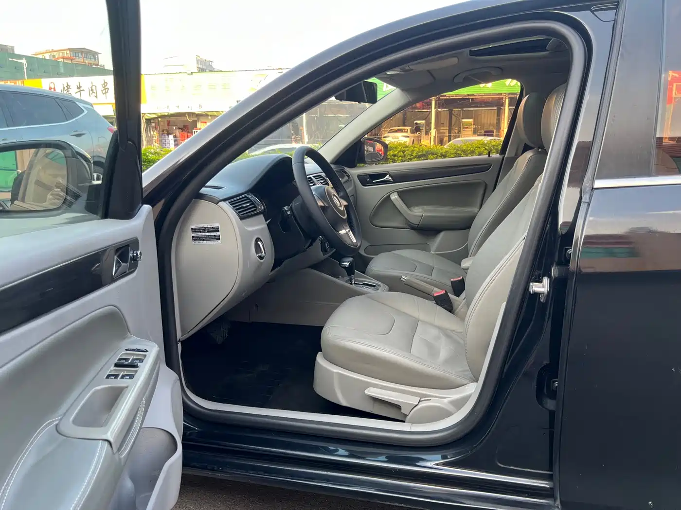 Volkswagen Bora 2013 2012 1.6L Automatic Luxury Model