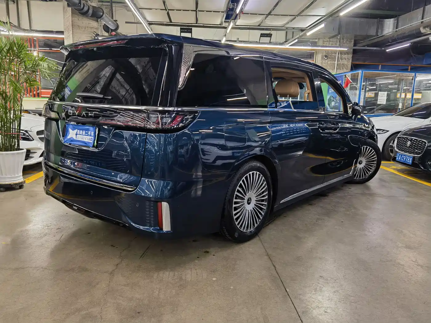 Voyah Auto Voyah Dreamer 2025 PHEV AWD Flagship Qian Kun Edition фото 3