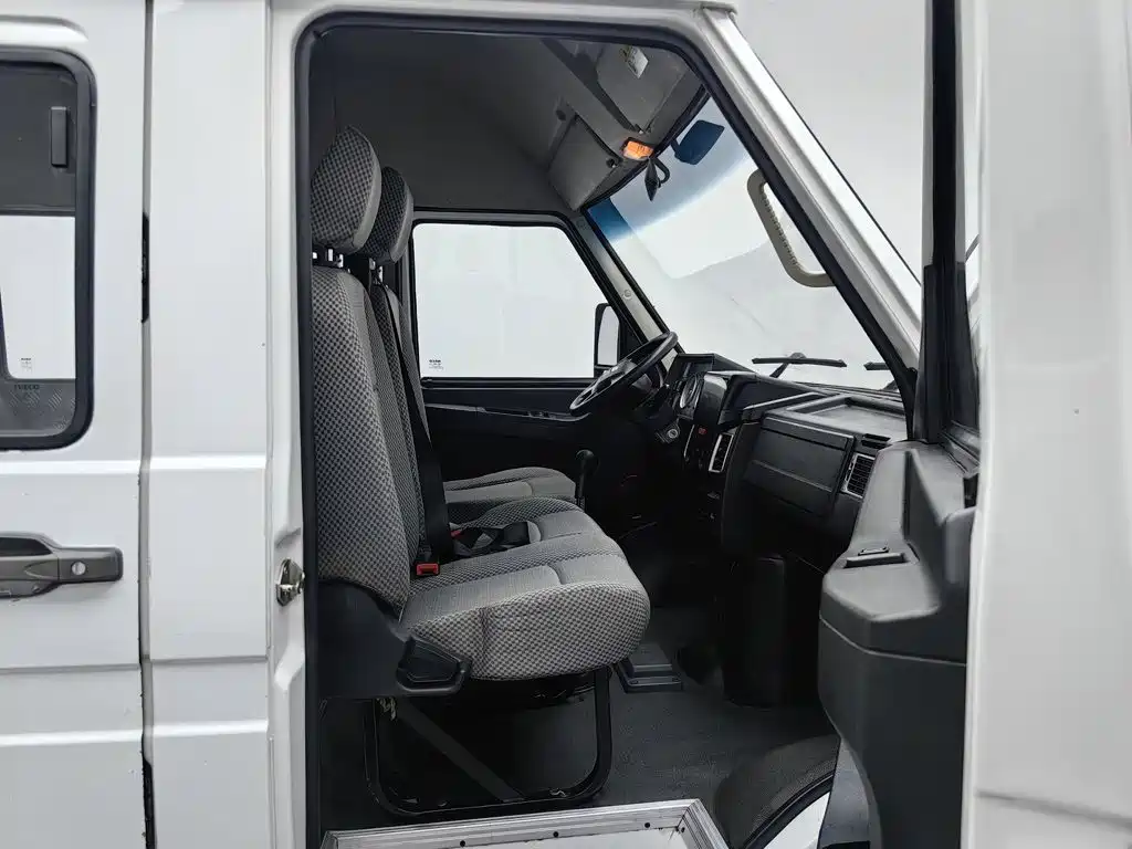 Iveco Daily 2021 2021 Model 2.5T A35 M1 Passenger Vehicle 5-9 Seats Short Wheelbase Medium Roof Dual Tires Sliding Door