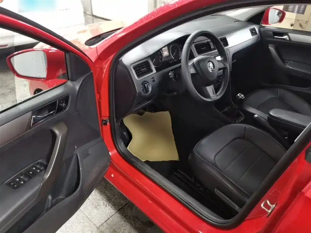 Škoda Skoda Rapid Spaceback 2016 Facelift 1.6L Manual Innovation Edition фото 16