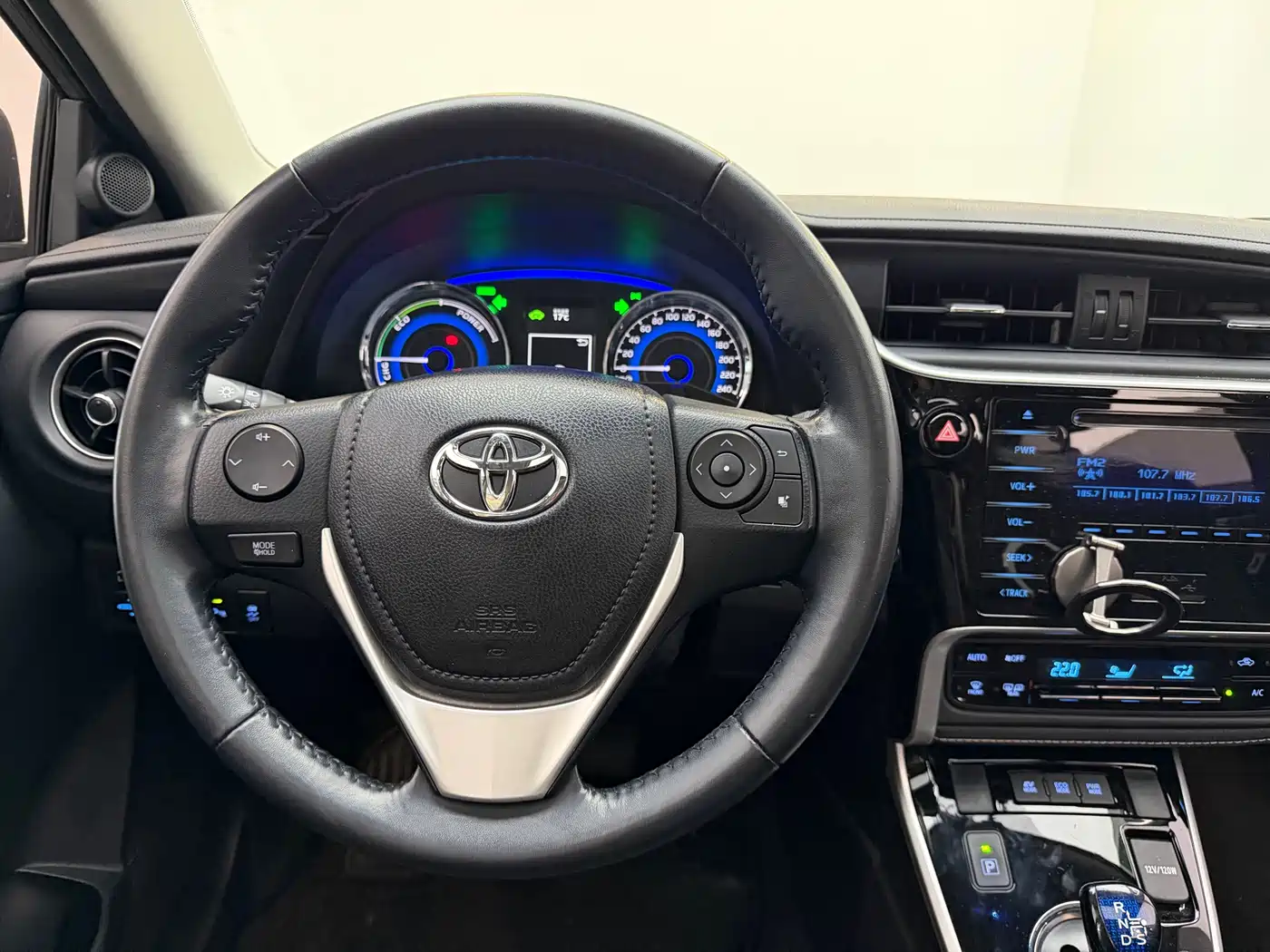 Toyota Corolla 2016 Dual Hybrid 1.8L E-CVT Elite Edition фото 10
