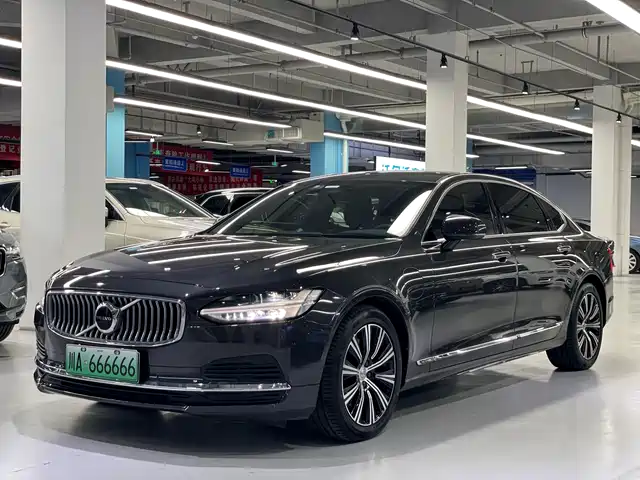  Volvo Volvo S90 Plug-in Hybrid 2022 T8 Recharge Plug-in Hybrid Momentum Luxury Edition