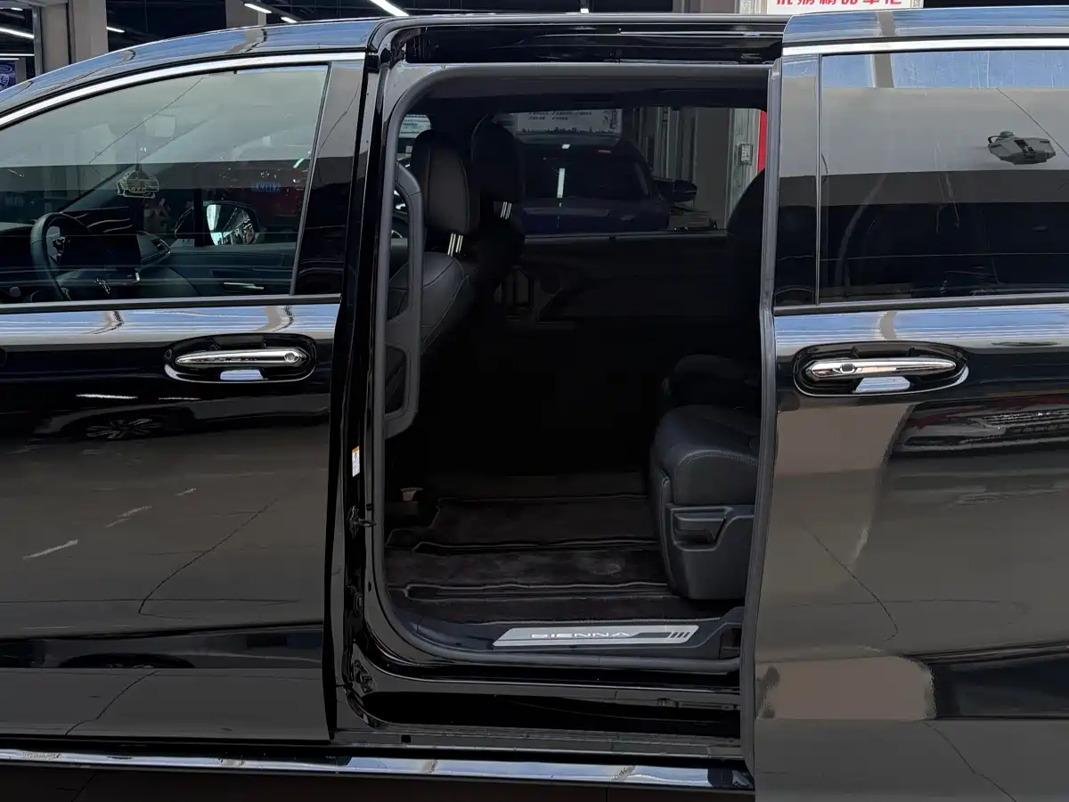 Toyota Sienna 2023 2.5L Hybrid Premium Edition фото 20