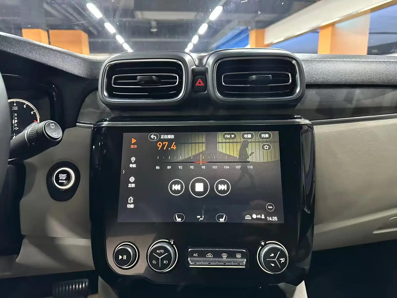Photo 11 - Lynk & Co 02