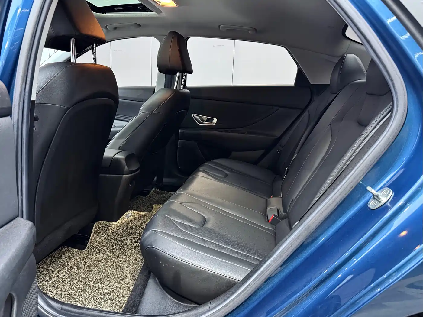 Hyundai Elantra 2021 1.5L CVT LUX Premium Edition фото 10