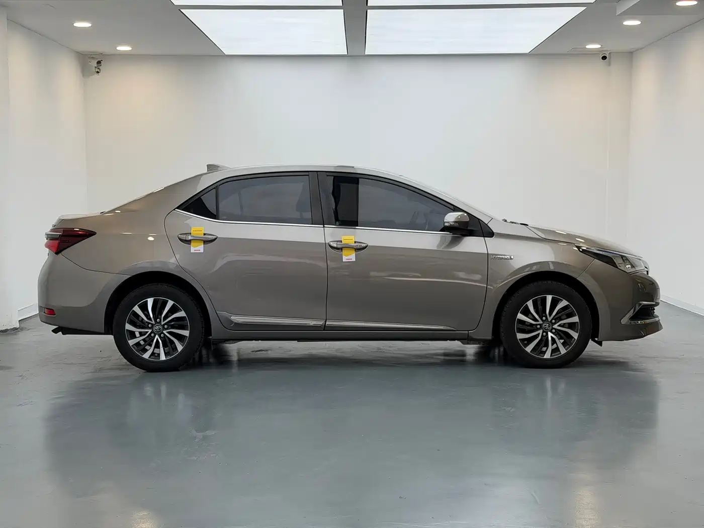 Toyota Corolla 2016 Dual Hybrid 1.8L E-CVT Elite Edition фото 16