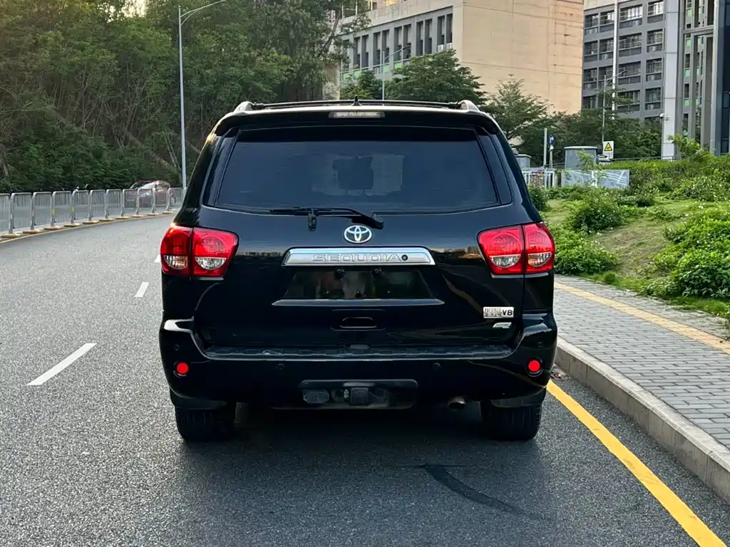 Toyota Sequoia 2010 5.7 Platinum Edition фото 14