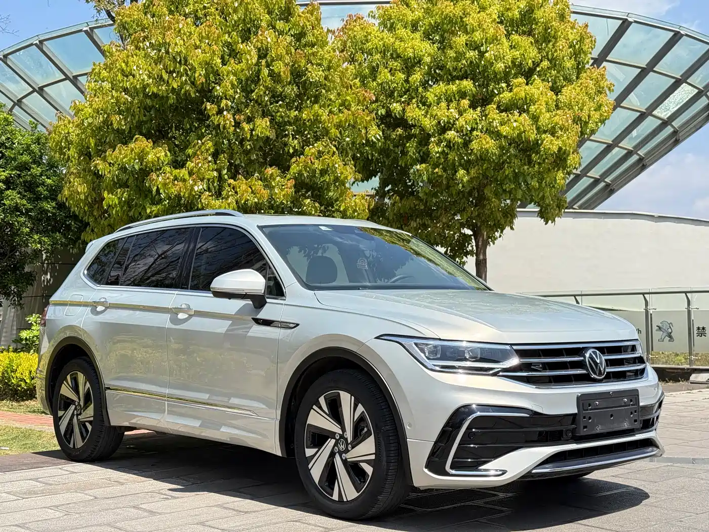 Volkswagen Tiguan L 2023 Facelift 330TSI Auto FWD R-Line Premium фото 3